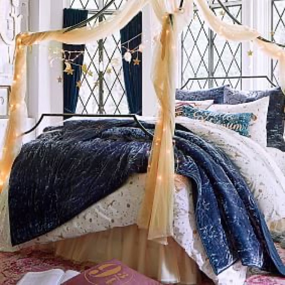 Pottery Barn Harry Potter Magical Velvet Quilt - Picture 2 of 6